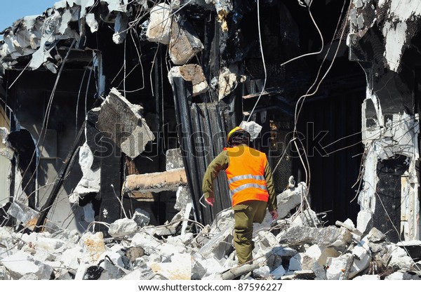 2 Safety And Emergency Workers During Tornadoes Images, Stock Photos ...