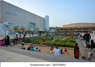 TEL AVIV - MAR 28 2015:Habima Square In Tel Aviv, Israel.It's A Public Space, Home To Cultural Institutions Such As Habima Theatre, Culture Palace And Helena Rubinstein Pavilion For Contemporary Art.