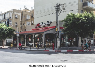 Tel Aviv/Israel-9/10/18: People Walking Past The Pizza Hut Fast-food Restaurant In Tel Aviv. Pizza Hut Is An American Restaurant Chain And The World's Largest Pizza Chain In Terms Of Locations