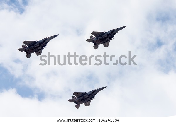 TEL NOF, ISRAEL -APRIL
16: Army fighter jet F-15 performing an exhibition exercise during
the Israeli Independence day show on April 16, 2013 in Tel Nof,
Israel.
