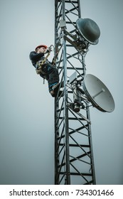 Telecom Worker Cliping Carabiner Harness For Safety On Antenna Tower