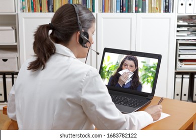 Telemedizinkonzept: Arzt oder Apotheker mit Kopfhörer während eines Videos konsultieren Sie einen Patienten mit Grippe.