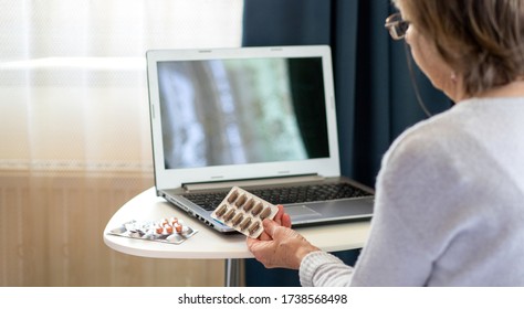 Telemedizin-Konzept ältere Frau, die ihren Laptop benutzt und ihren Blutdruck nimmt