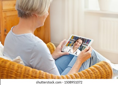 Telemedizin-Konzept, alte Frau mit Tablet PC während einer Online-Konsultation mit ihrem Arzt in ihrem Wohnzimmer