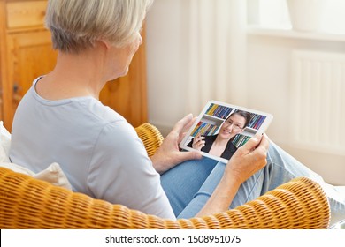 Teletherapie-Konzept, Seniorin, die während eines Live-Gesprächs mit ihrem Berater oder Laie mit ihrem Tablet-PC zu Hause spricht