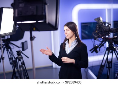 presenter recording presenting journalist