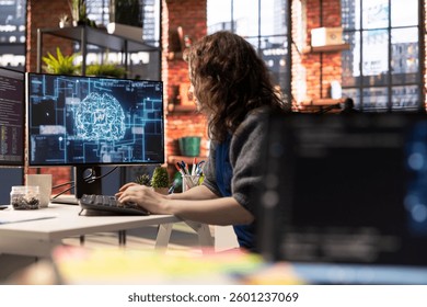 Desenvolvedor de teletrabalho que usa o computador para computação de inteligência artificial através de algoritmos de autoaprendizagem. O engenheiro de TI da agência trabalha com redes neurais profundas de IA em um PC desktop.