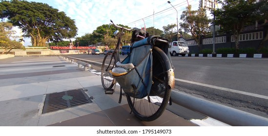 Temanggung Indonesia, Augustus 13, 2020: Old Morning Newspaper Delivery Bike.