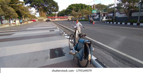 Temanggung Indonesia, Augustus 13, 2020: Old Morning Newspaper Delivery Bike.