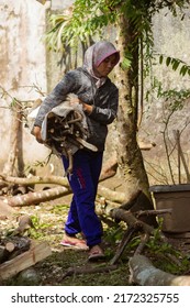 Temanggung, Indonesia - June 24, 2022 : A Veiled Woman Carrying Firewood In The Garden.
Good For Photo Articles, Bloggers, Etc.