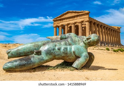 Concordia-Tempel und die Statue Fallen Icarus, im Tal der Tempel, Agrigento, Sizilien, Italien