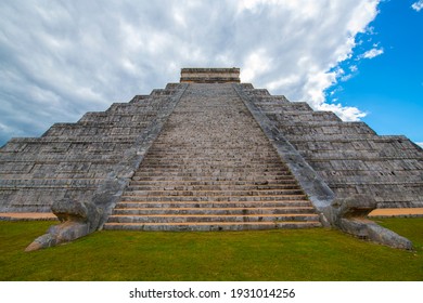 Temple of Kukulcan El Castillo at the center of Chichen Itza archaeological site in Yucatan, Mexico. 