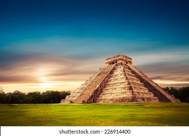 Temple of Kukulkan, pyramid in Chichen Itza, Yucatan, Mexico
