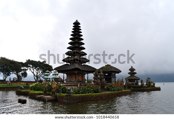 Temple Pura Ulun Danu Lac Bratan Stock Photo Edit Now 1018440658