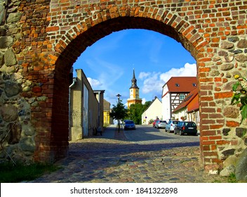 Templin, Bezirk Brandenburg, Uckermark / Deutschland - 26. Juli 2011: Gate Passage Of A Historic City Wall From The Middle Ages