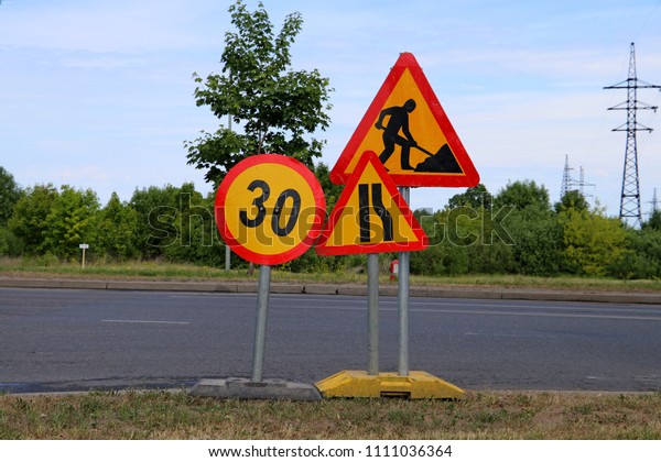 Temporary traffic  signs.\
Road  Repair