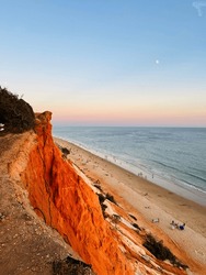 Vue Sur L'océan, Côte Rocheuse Et Plage De Sable, Couleurs Naturelles, Ciel Violet, Horizon Océanique