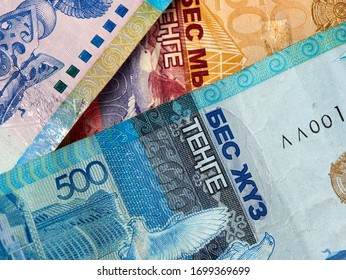 Tenge KZT. Banknoten tenge. Geld-Kasachstan-Herausforderung