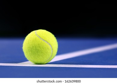 PowerPoint Template: tennis ball on a tennis (injnkuphh)