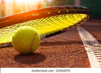 tennis ball on a tennis court 