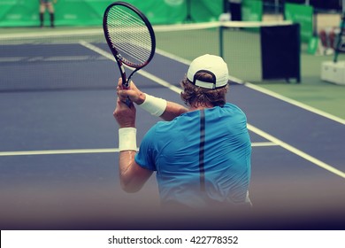 Tennisspieler, die ein Spiel spielen, unscharfer Hintergrund, Vintage-Ton