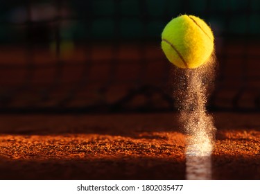 Теннисный пойнт Теннисный мяч ударяется о линию за очко.