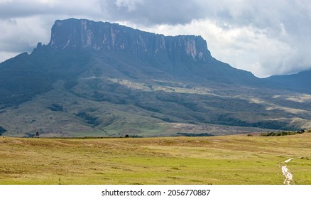 Kukenán Or Cuquenán Is A Tepui Located In The Guayana Region Of Venezuela. At 2,650 Meters High, The Tepui Kukenán Is Located In The Canaima National Park 