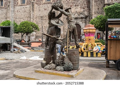 Tequila Jalisco, Mexico - September 14, 2021: Sculpture Of Carlos Terres, Three Jimadores In The Main Square Of The Magical Town Of Tequila.