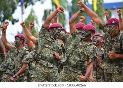 TERENGGANU, MALAYSIA - AUGUST 18, 2017: Royal Malaysian Armed Forces Performing War Dance During Program Semarak Merdeka At Kemaman.