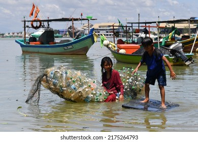 Terengganu, Malaysia- July 6, 2022: Children Play In The Waters On The Terengganu River At Seberang Takir, Kuala Terengganu, East Malaysia.