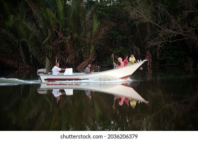 Terengganu, Malaysia, Mac 26 2014 - The Happy Family And The River Cruise Boat In Terengganu, Malaysia.