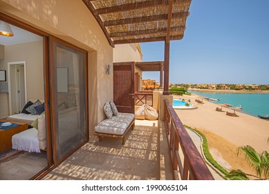 Terrassenmöbel in einer Luxuswohnung im tropischen Resort mit Wohnzimmer und Meerblick