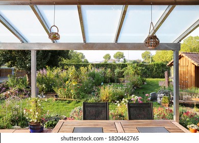 Terrasse mit Glasdach und Blick auf den Garten