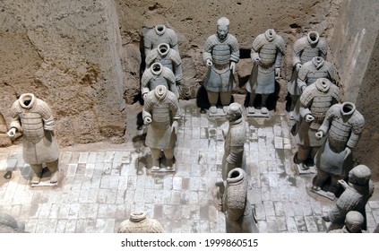 Terracotta Warriors, Xian, Shaanxi Province, China - Aug 23 2012: Soldiers In The Terracotta Army, Pit 3, The Command Center. The Terracotta Figures Represent The Army Of Emperor Qin Shu Huang.