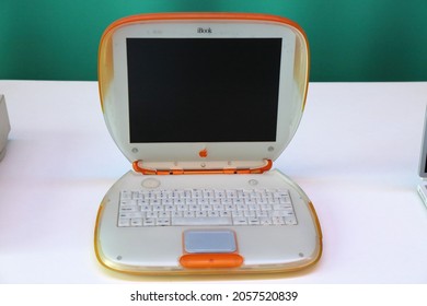 935 Apple vintage laptop Images, Stock Photos & Vectors | Shutterstock