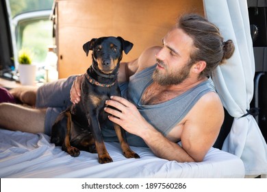 Perro aterrador al lado de su dueño dentro de una camioneta de campaña