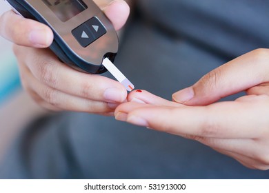 Test Blood Glucose For Diabetes In Pregnant Woman With Glucometer