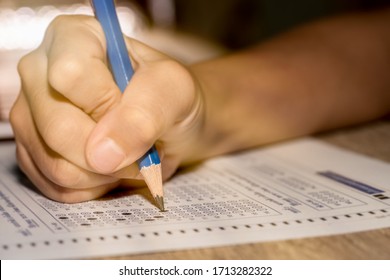 Réponse au crayon flou sur papier d'examen dans la classe