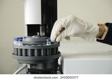 Test vial set for sample separation using gas chromatography