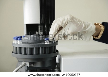 Test vial set for sample separation using gas chromatography