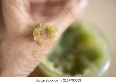 testing scrub green, on the skin of the hand.
				Jar with green scrub, with large particles, for the body, natural cosmetics. Care, cleanliness, cleansing, organic cosmetics, moisturizing, beauty