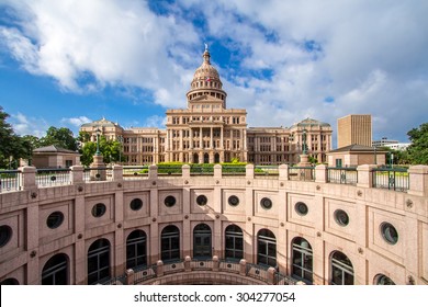 The Texas State Capitol with open-air rotunda. It was completed in 1888 in Downtown Austin. It contains the offices and chambers of the Texas Legislature and the Office of the Governor. 