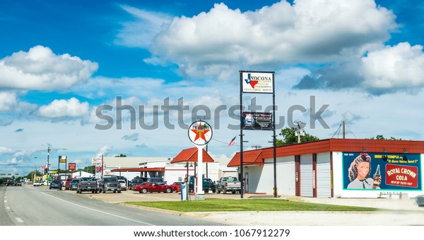 ?larksville, Texas /
USA - July 072017: Highway in the American city of Clarksville,
Texas. Road traffic and gasoline filling at the roadside. American
rural way of life
