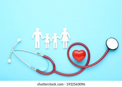 Text-Happy-Arzttag mit Stethoskop und Familienfigur auf blauem Hintergrund