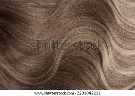 The texture of the platinum blond wavy coloured natural hair