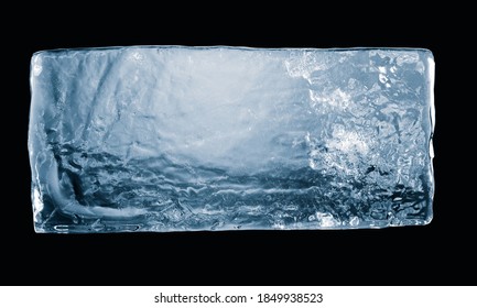 Texturierter natürlicher Eisblock einzeln auf schwarzem Hintergrund. Beschneidungspfad inbegriffen.