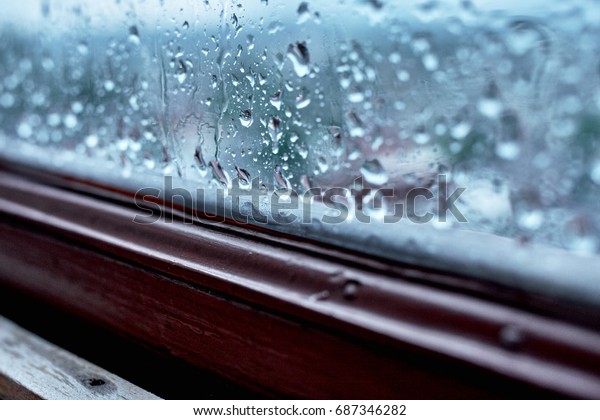 雨の水滴のテクスチャーが窓パネルを流れ落ちる 凝縮 高湿度 冷音 の写真素材 今すぐ編集
