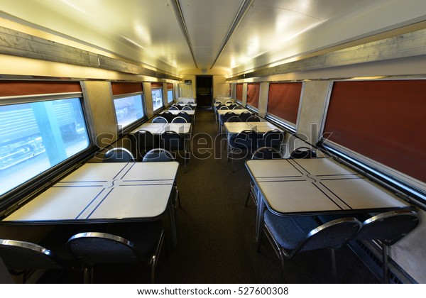 Th
dining car on a vintage American railway
carriage.
