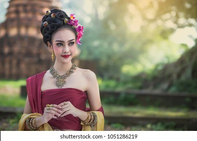 https://image.shutterstock.com/image-photo/thai-beauty-women-wear-national-260nw-1051286219.jpg