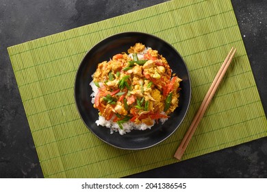 Thai Breakfast Gai Pad Pongali With Chicken, Eggs, Spicy, Yellow Thai Curry Paste,tomato, Rice In Black Bowl Made In Wok. Close Up. Pan-Asian Cuisine. Thai Food Stir Fried.